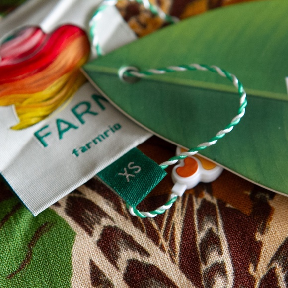 FARM RIO SAND FOLIAGE SKETCH BLOUSE NWT - Picture 10 of 10